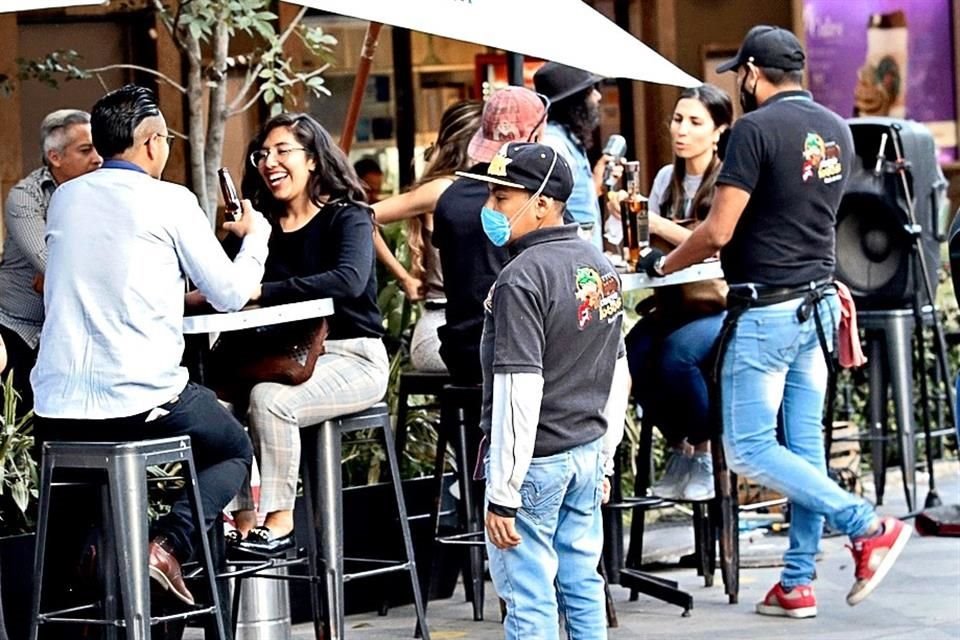 Los bares de la Zona Rosa no respetan el aforo de ocupación.