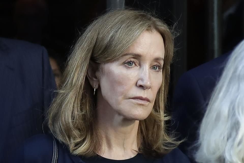 Felicity Huffman terminó su condena este domingo; pasó 11 días en prisión y cumplió 250 horas de servicio comunitario.