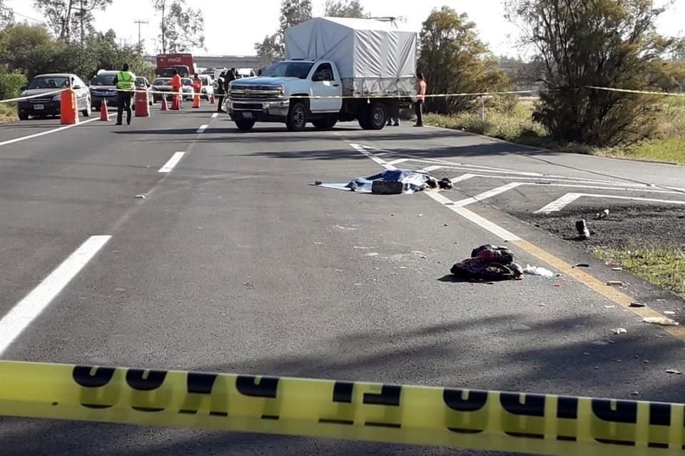 Al intentar cruzar la Autopista Peñón-Texcoco, una mujer fue embestida por un auto y perdió la vida; el conductor se dio a la fuga.