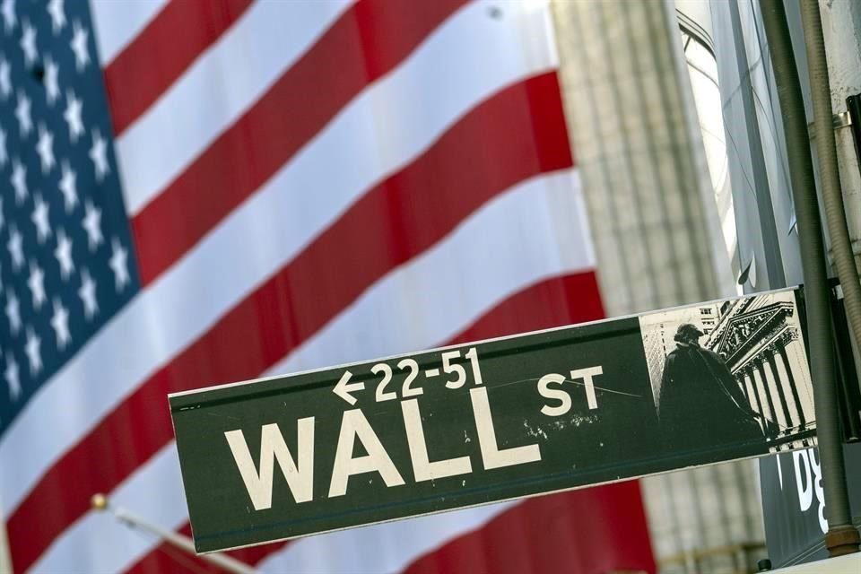 Los tres indicadores de Wall Street acentuaban sus pérdidas a media jornada.