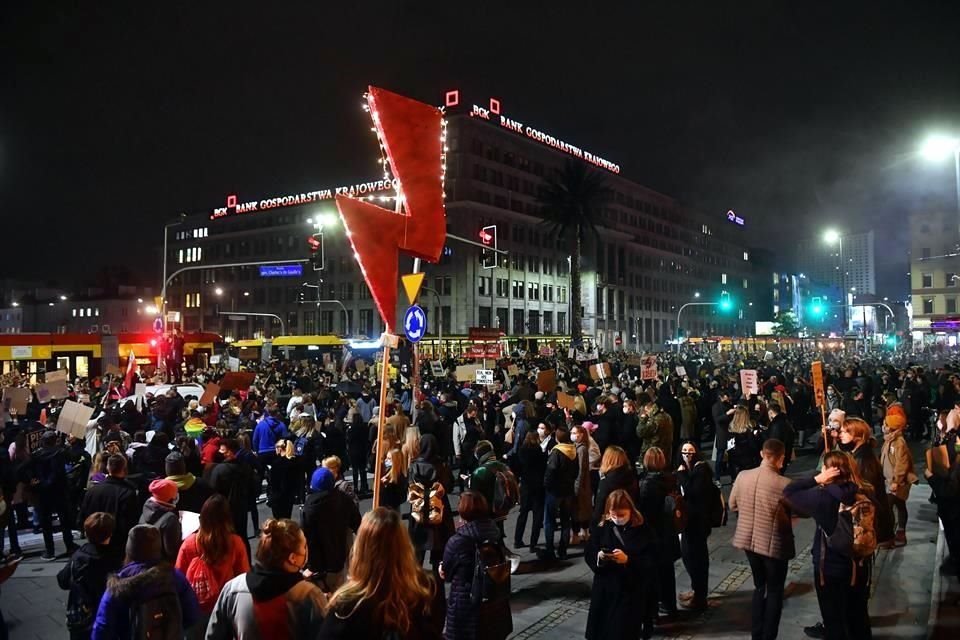 En Varsovia, múltiples contingentes de manifestantes bloquearon cruces viales cruciales en rechazo al fallo del tribunal.