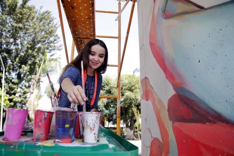 Lolis Navarro pinceló el mural 'Dualidad', para hacer una evocación a la igualdad de género.