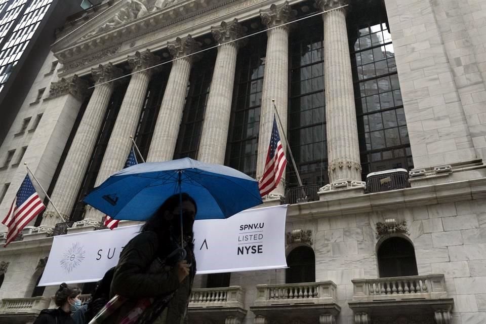 Los tres principales índices de Wall Street cayeron a mínimos de casi cuatro semanas el lunes, debido a que a los inversionistas les preocupaba el número récord de nuevas infecciones de coronavirus en Estados Unidos y algunos países europeos y lo esquivo del paquete de estímulo fiscal. 