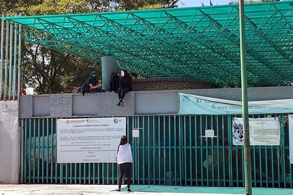 En demanda de que se tomen acciones contra un profesor acusado de violencia de género, jóvenes encapuchadas tomaron el Bachilleres 9, en Aragón.
