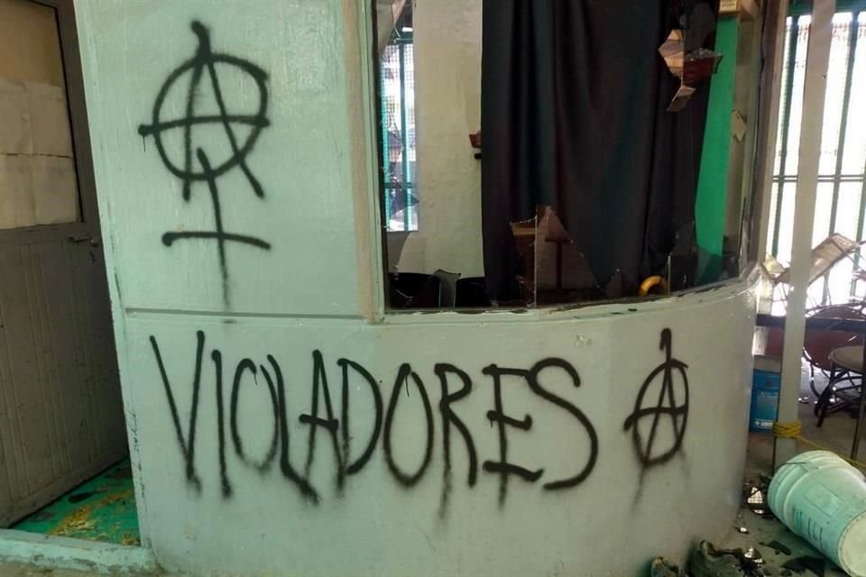 De acuerdo con alumnos de este plantel de Aragón, durante las clases en línea, se le escuchó al profesor agredir a una mujer.