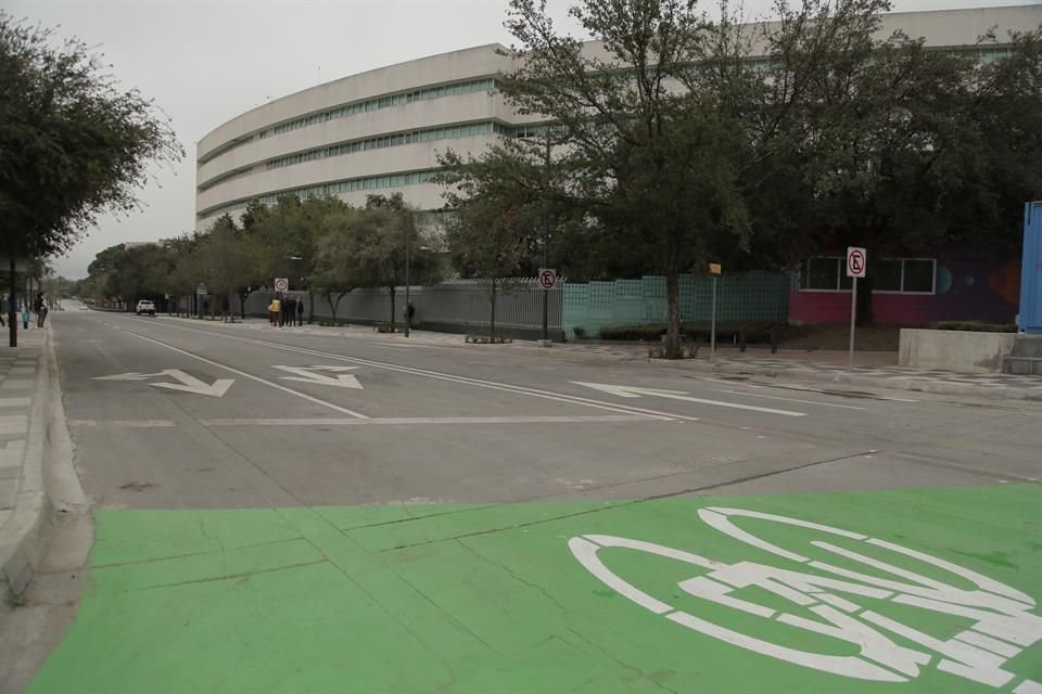 La calle da prioridad a peatones y ciclistas, de acuerdo a lo que marca la pirámide de movilidad.
