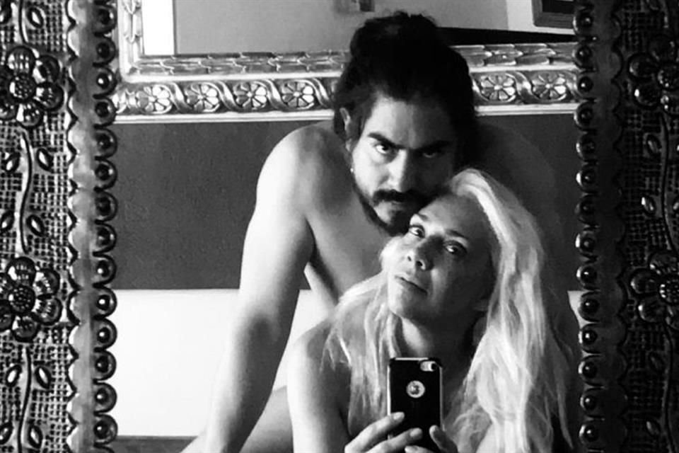 La pareja confirmó su romance con esta imagen.