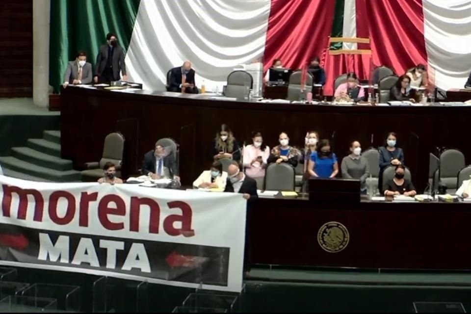 Debido a que la tribuna fue tomada, los diputados emiten sus posicionamientos desde sus curules.