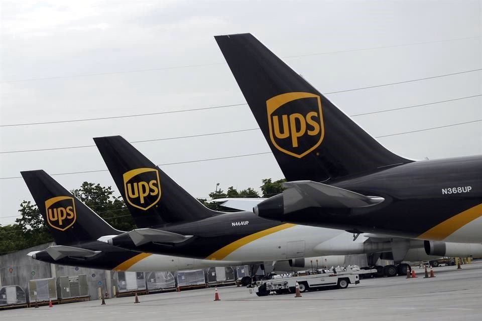 UPS y FedEx dijeron que los servicios de entrada como de salida han sido suspendidos en Ucrania, así como las entregas a destinos en Rusia.
