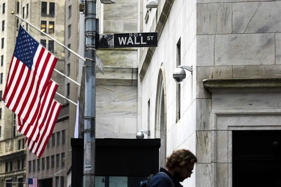 A media jornada, los tres principales índices de Wall Street caían más de 2.5 por ciento.