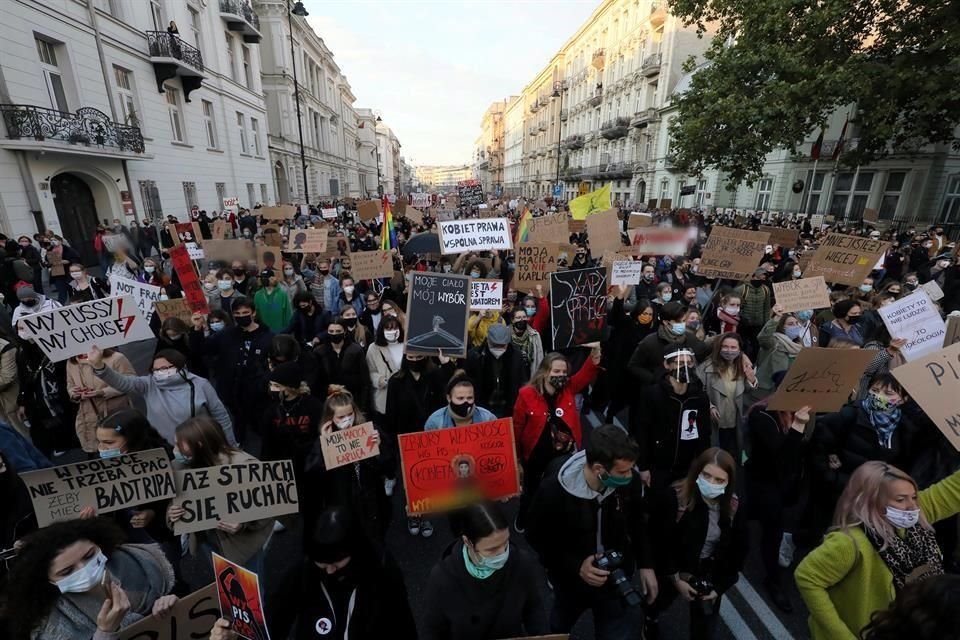 Mujeres se manifestaron en Varsovia contra la decisión de la Corte.