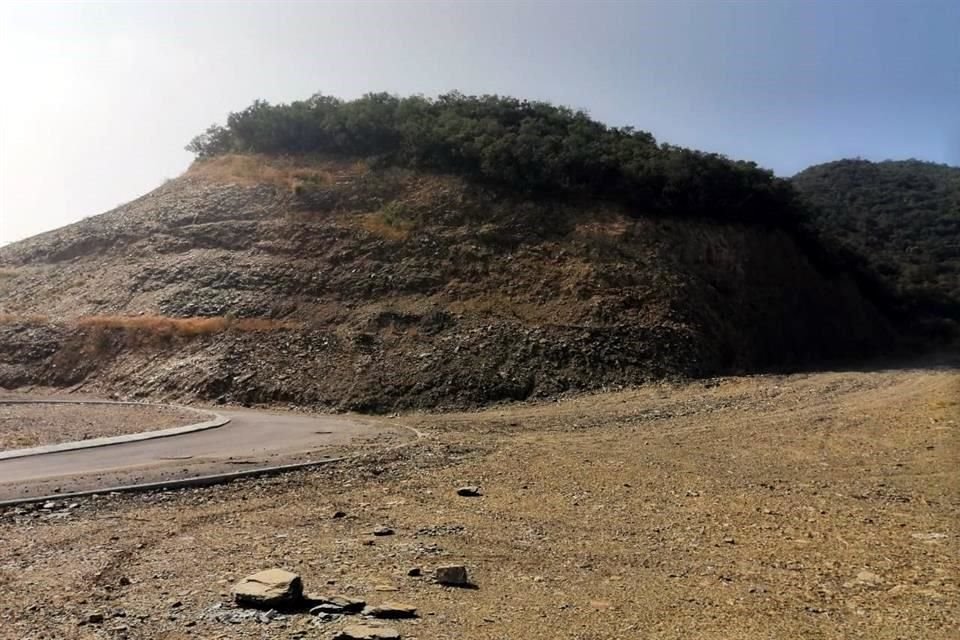 Construcciones de universidades y escuelas están acabando con las faldas de la Sierra Madre Oriental.