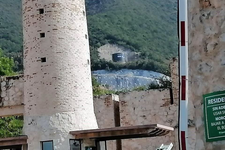 Atrás de Fraccionamiento Santa Isabel, cerca de Antigua Hacienda Santa Anita también han 'trasquilado' las faldas del Cerro de La Silla.