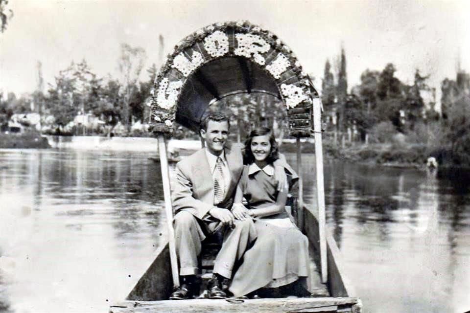 1951 Con su esposo Reyes Silvestre Tamez durante su luna de miel en Xochimilco.