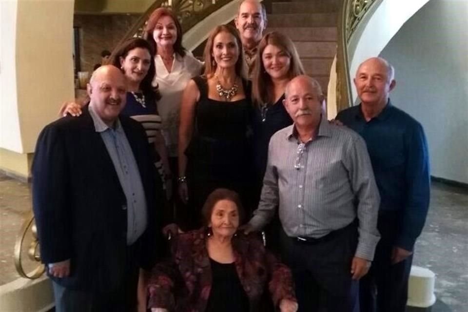 Elva Guerra de Tamez junto a sus hijos durante una reunión