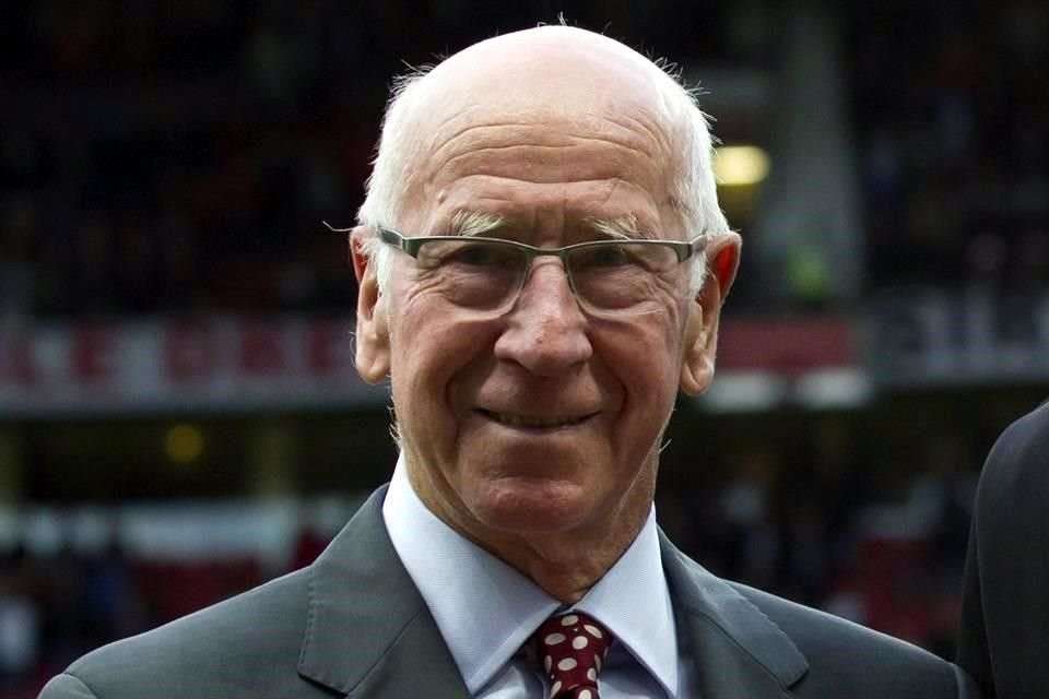 Bobby Charlton sobrevivió la tragedia aérea de Múnich en 1958 que mató a ocho jugador del Manchester United.