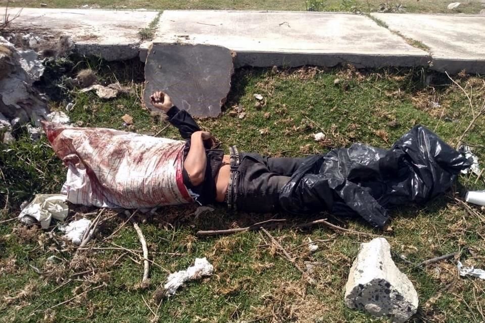 A medio encostalar y embolsar fue localizado el cadáver de un hombre en un lote baldío en el municipio de Chalco.