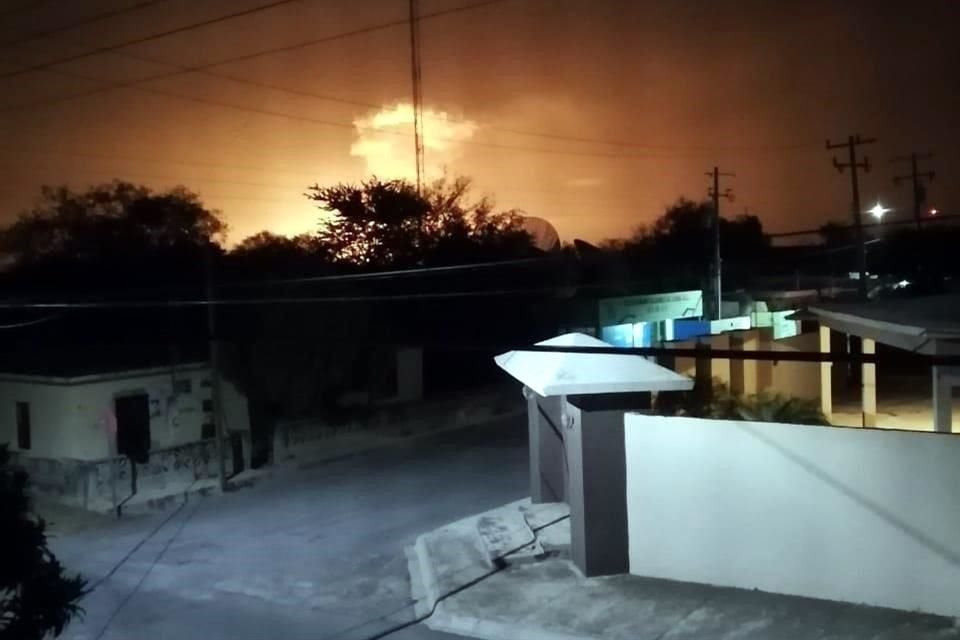 La explosión seguida de un incendio iluminó parte del cielo de las poblaciones aledañas.
