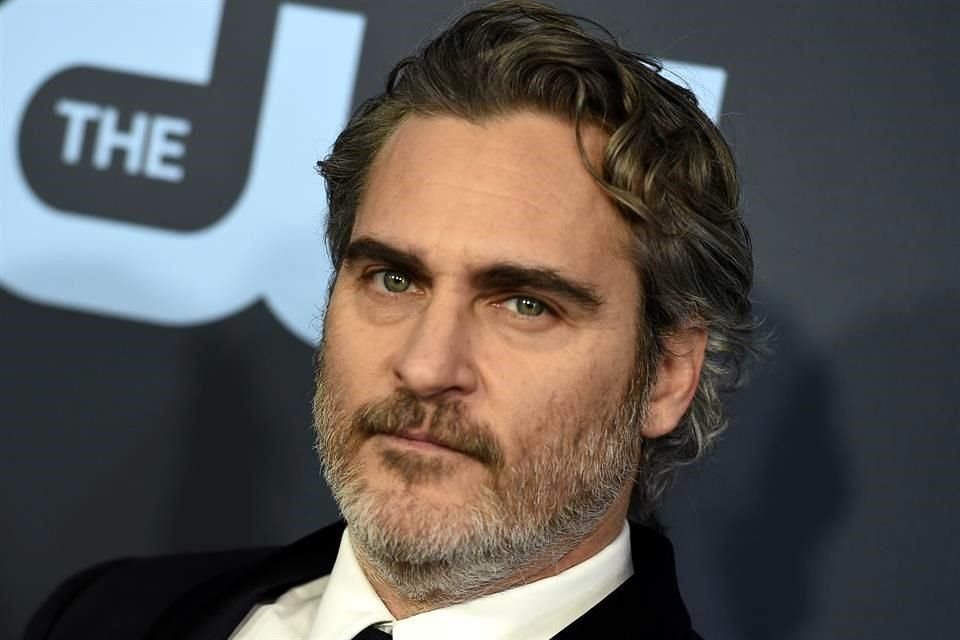 El actor Joaquin Phoenix y su pareja Rooney Mara hablaron por primera vez de su hijo en público.