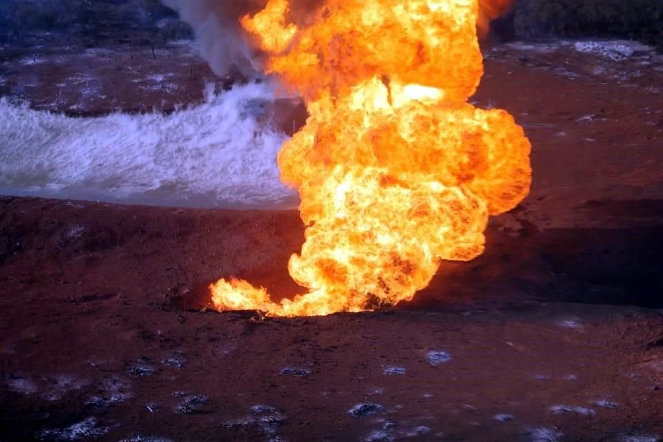 El incendio, después de la explosión, duró más de siete horas, y la zona fue acordonada por policías municipales, estatales y federales.