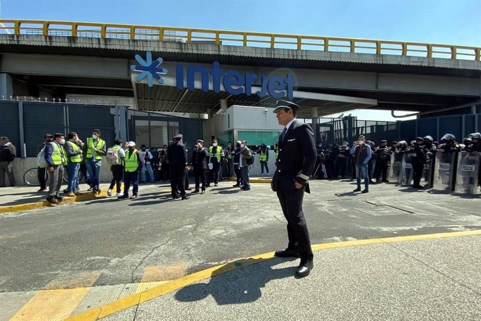 La protesta en Circuito Interior fue a la altura de las oficinas de Interjet en el AICM.