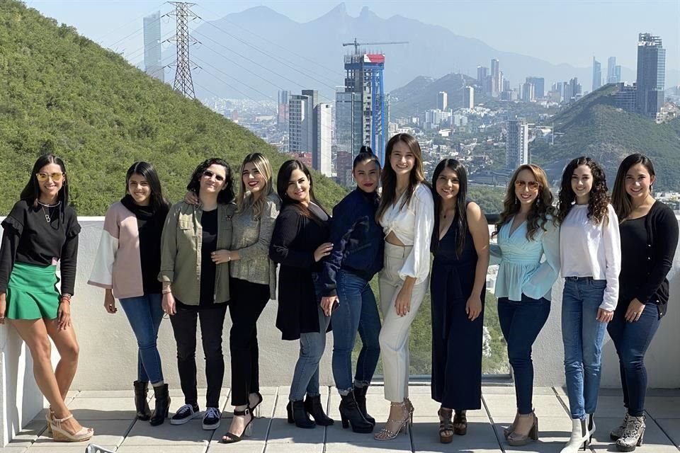 Brenda Martinez, Ale Montemayor, Francisca Alanís, Ximena Ramos, Natalia Villarreal, Vanessa Martinez, la festejada, Karla Cerda, Deniss Martinez, Paloma Sarrpy y Karla Yamaguchy