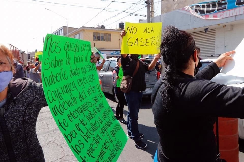 Sobre Progreso Nacional y Avenida Carmelo Pérez, cerca de 20 personas con carteles y consignas, se manifestaron contra la gasera.