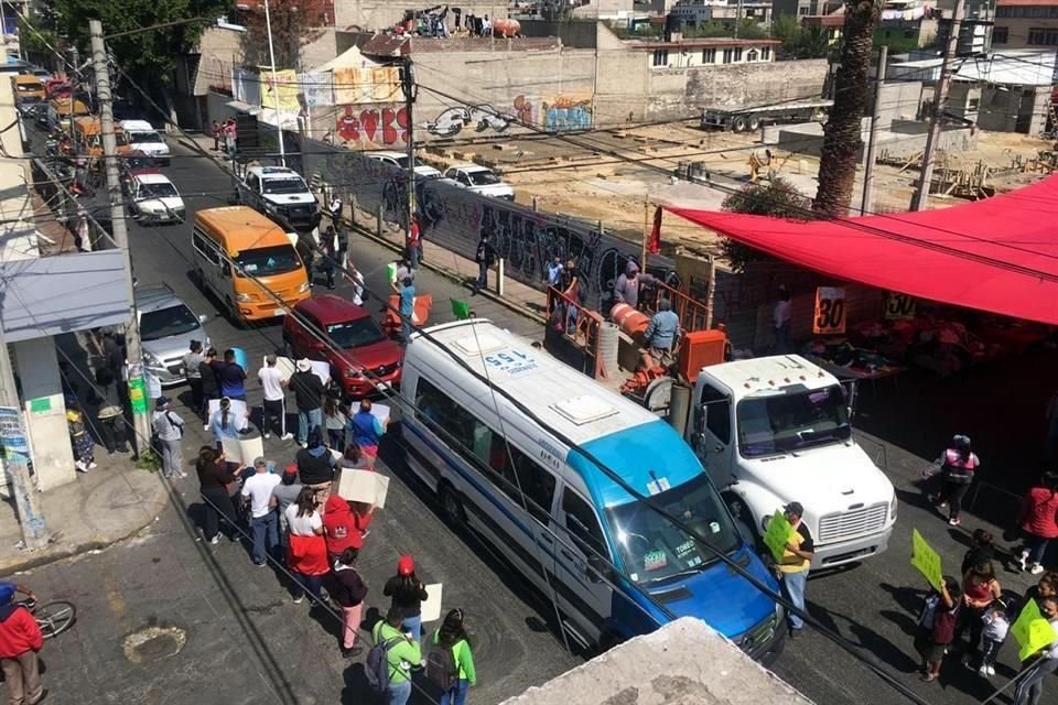 Tras 40 minutos de consignas, los vecinos cerraron la Avenida, afectando la circulación, con el fin de que la obra sea clausurada.