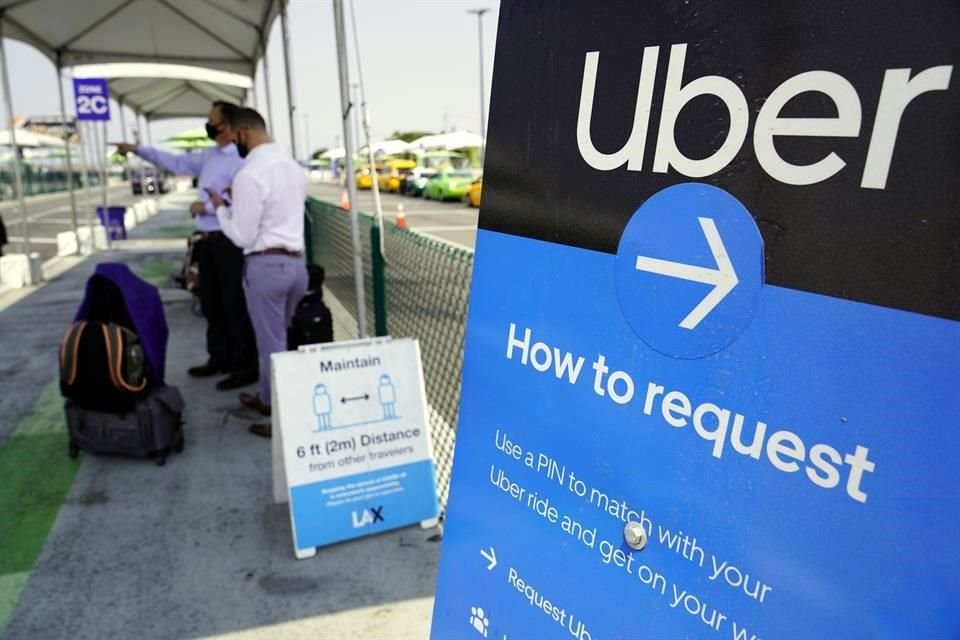 De acuerdo con Reuters, la reclasificación laboral de los conductores podría representar unos 392 millones de dólares para Uber y Lyft por separado en costos anuales relacionados a nóminas.