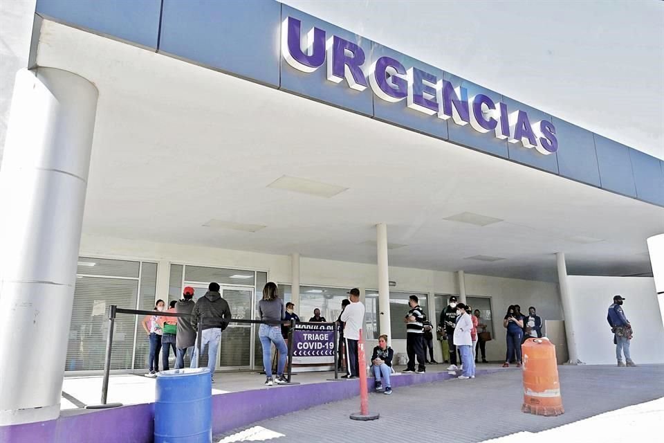 HOSPITAL DE GINECOLOGÍA. Por las restricciones al interior, los familiares hacen guardia en la explanada ubicada por Constitución, sin guardar las medidas sanitarias.