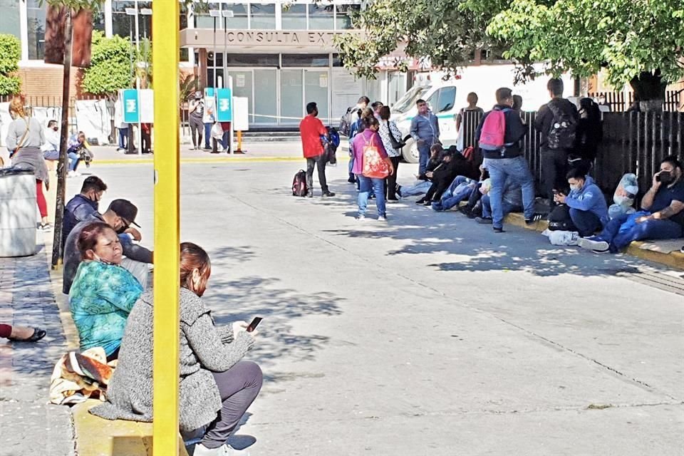 HOSPITAL METROPOLITANO. En el área de Urgencias es común observar a personas que esperan a que algún pariente sea atendido, al no poder acompañarlo.