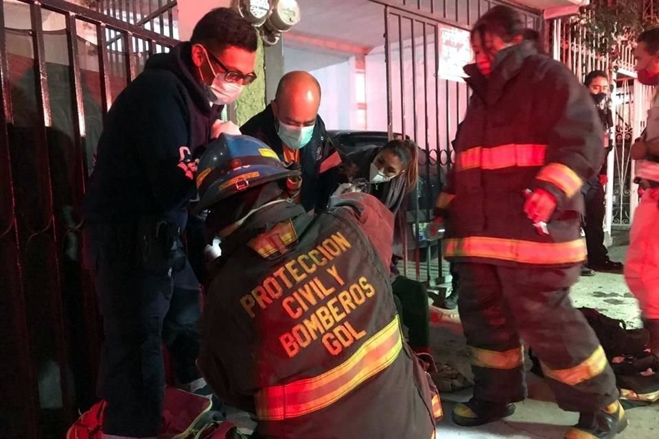 Un hombre y una mujer de la tercera edad resultaron con quemaduras luego de que se incendiara la vivienda que habitaban ubicada en calles de la Colonia Álamo Industrial, en Guadalajara.