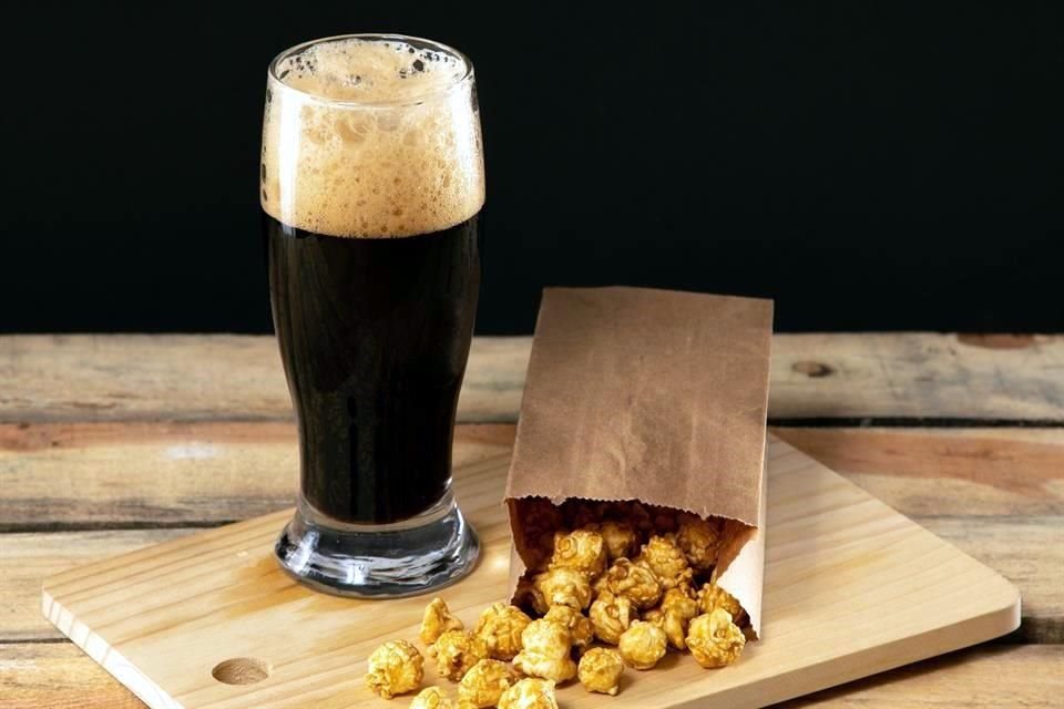 Stout con palomitas de caramelo.