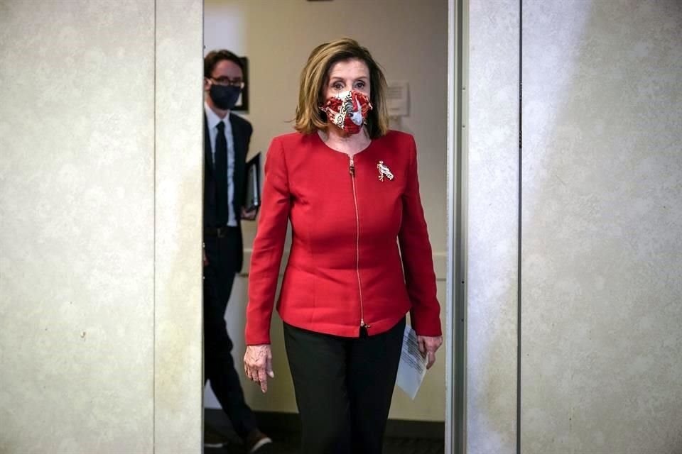 Nancy Pelosi antes de la conferencia de prensa de este viernes.