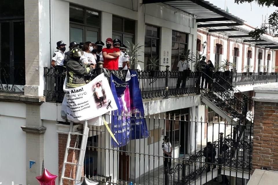 Bomberos tratan de convencer a los manifestantes de que bajen.