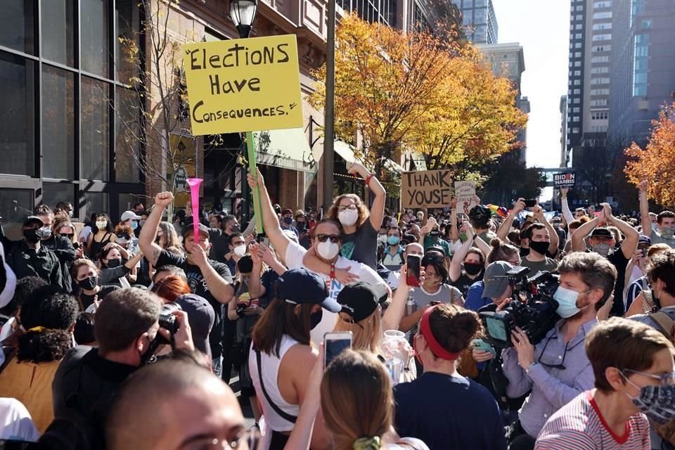 Gente celebra en Filadelfia tras la declaración de victoria de Biden.