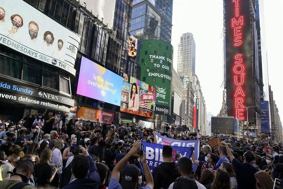 Las calles de las ciudades de EU estallaron en júbilo tras conocerse los resultados.