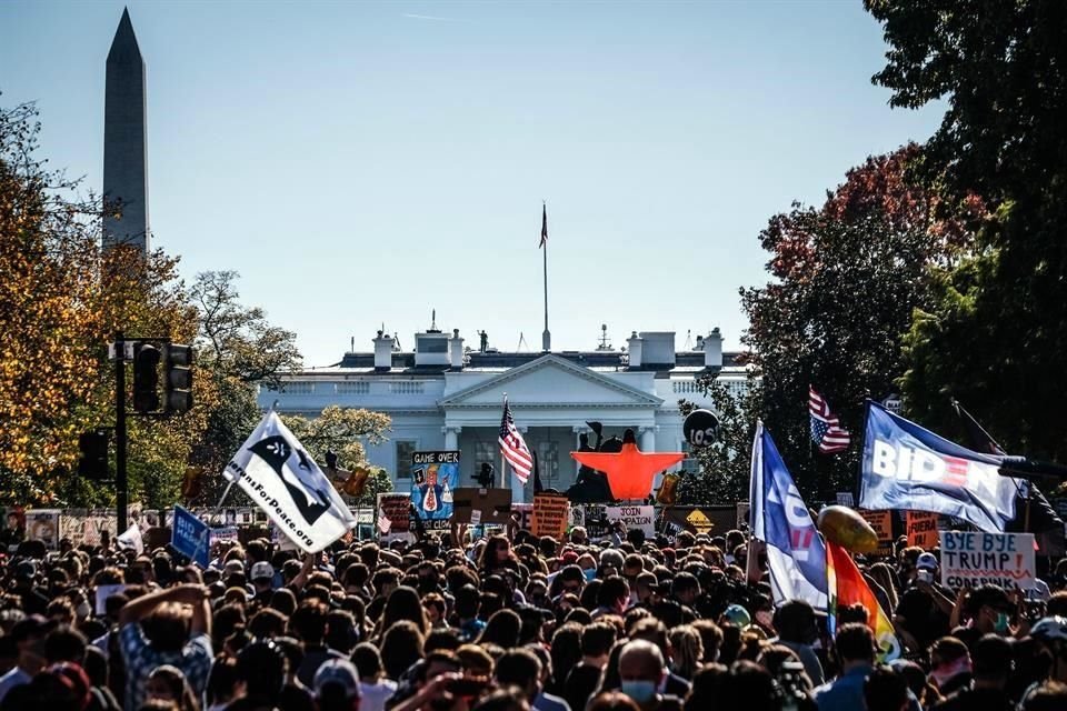 Afuera de la Casa Blanca, los partidarios de Biden celebraban su victoria y la salida de Trump del poder.