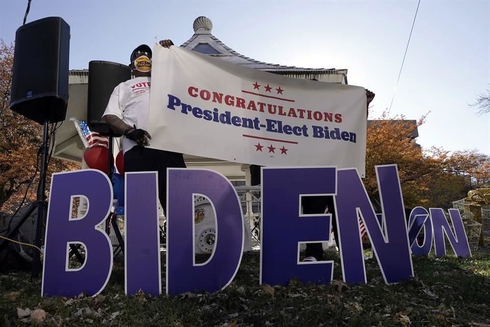 Un residente de Milwaukee felicita desde su casa al virtual Presidente electo de EU.