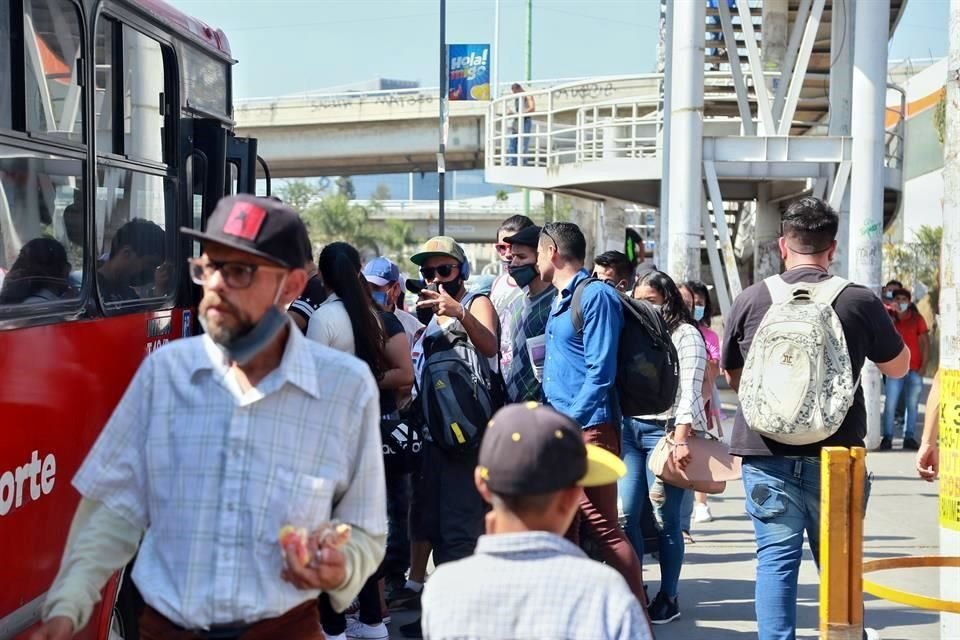 Parada de camiones a la salida de la estación del Tren Ligero en Periférico Sur, ayer entre las 13:40 y 14:10 horas. Los usuarios se aglutinaban en el lugar.