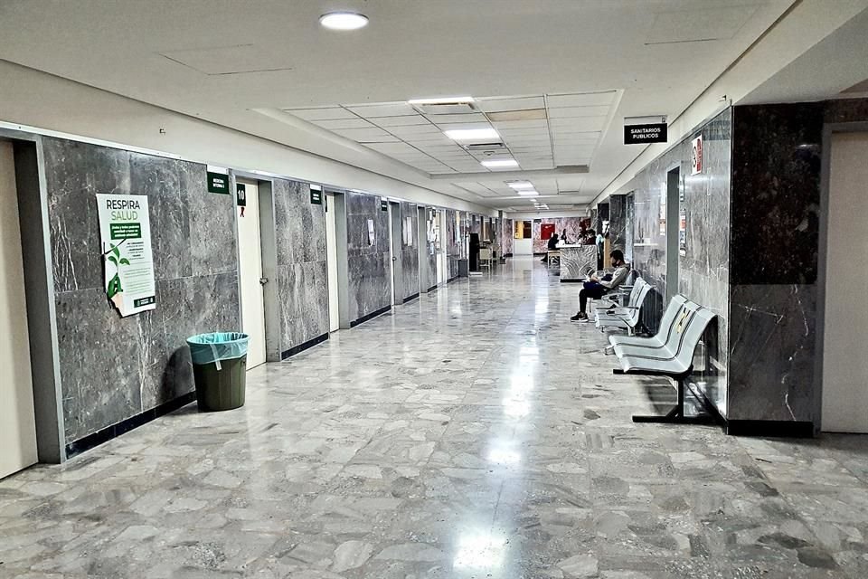 El área de consulta del Hospital 17 del IMSS luce desolada al suspenderse las citas con especialistas. 