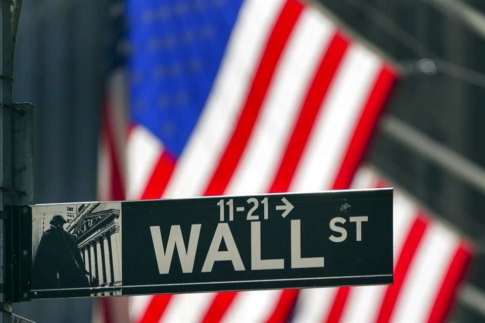 Los índices en Wall Street registraron al cierre del pasado viernes su mayor aumento semanal desde abril: el Dow Jones subió 6.87 por ciento, el S&P 500 ganó 7.33 por ciento y el Nasdaq avanzó 9.02 por ciento.