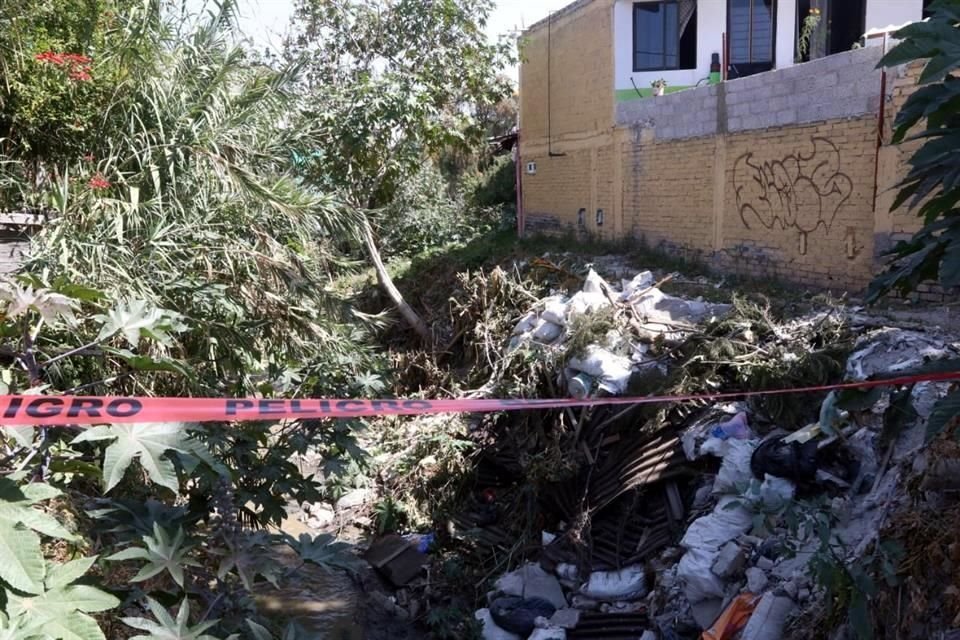 Con heridas de arma blanca y tirado entre la hierba fue encontrado el cuerpo de un hombre en un canal de aguas negras de la Colonia Tablas del Pozo, en Ecatepec.