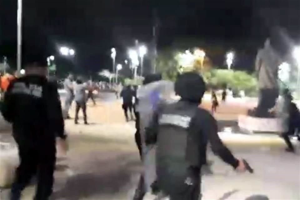 Policías de Cancún desalojaron la protesta a balazos.