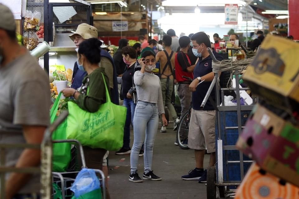 Los pasillos del Mercado de Abastos lucieron llenos este lunes, tras estar cerrado el fin de semana.