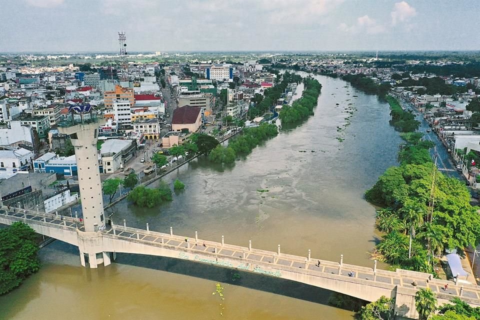 Colonias cercanas al Río Grijalva sufrieron inundaciones debido a dos filtraciones en el muro del afluente.