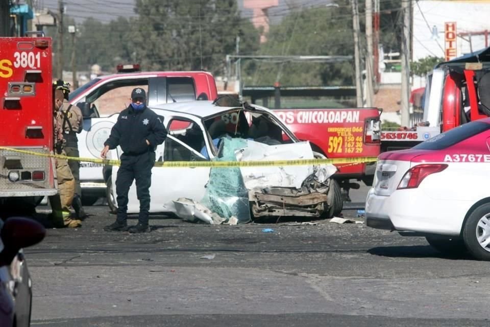 Una mujer murió luego de que el vehículo en el que viajaba fuera impactado por un tráiler en Chicoloapan.