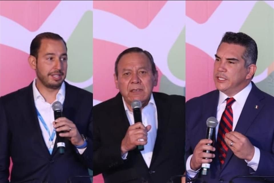 Líderes del PAN, PRD y PRI en conferencia.
