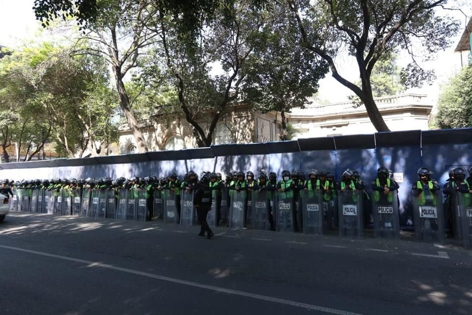 El edificio de tipo colonial es resguardado para evitar daños a la fachada.