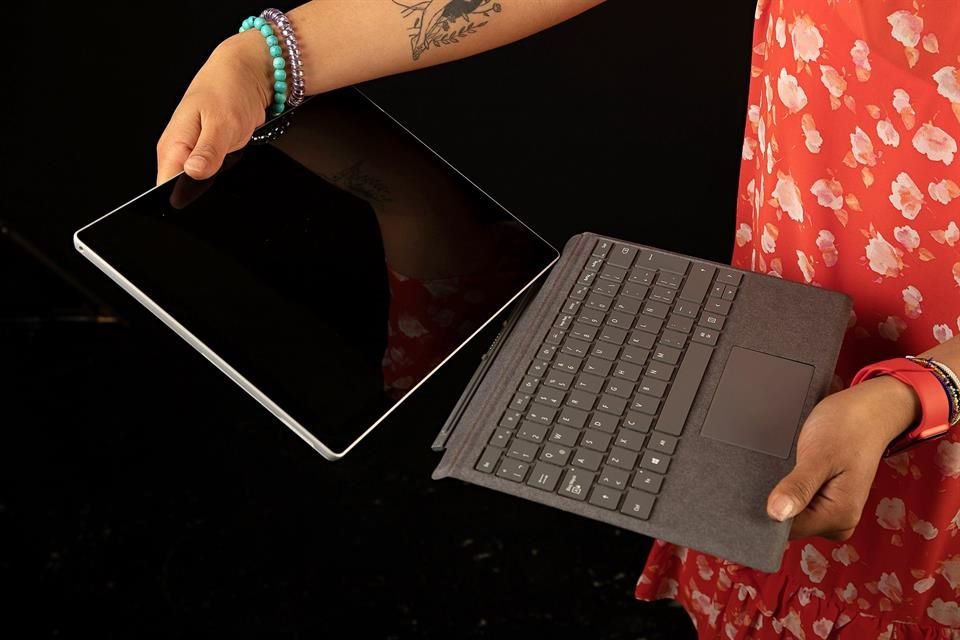 Pero la Surface 7 Pro no es un equipo 2 en 1 cualquiera. En este dispositivo sí se logra también la experiencia completa de tablet (sin teclado).